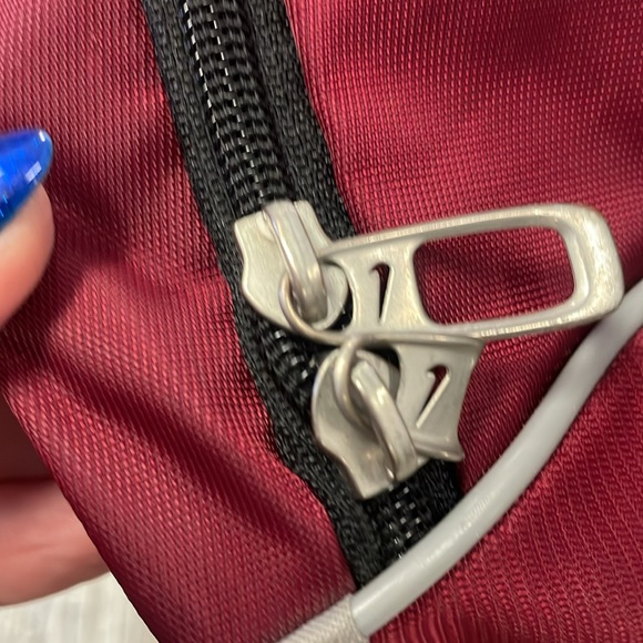 Nike Duffle Bag 1 zipper tab broke but still works fine - Picture 10 of 13